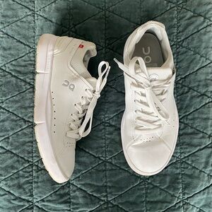 On The Roger Advantage white tennis sneaker size 7